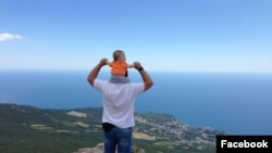 Валид с ребенком в Крыму (фото из личного архива)