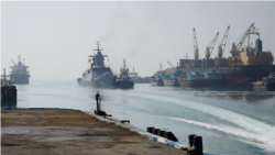 عکسی که رسانه‌های ایران از پهلوگیری «ناوشکن استویسکی» روسیه در منطقه یکم نیروی دریایی ارتش جمهوری اسلامی ایران منتشر کرده‌اند