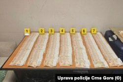 Вилучена в затриманих громадян Росії готівка, фото поліції Чорногорії