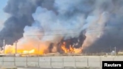 په ايران کې د مارچ پر ۱۸مه د ګازو پر يو مرکز له بريد وروسته لوګي پورته کېږي.