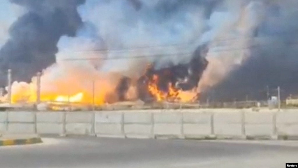 تصویری از انفجار و آتش‌سوزی در تأسیسات میدان گازی پارس جنوبی در عسلویۀ بوشهر، چهارشنبه ۲۷ اسفند