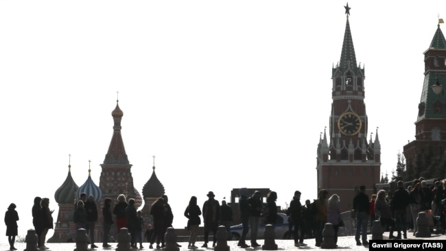 Люди в очереди на вход в мавзолей Ленина на Красной площади. 2021 г.