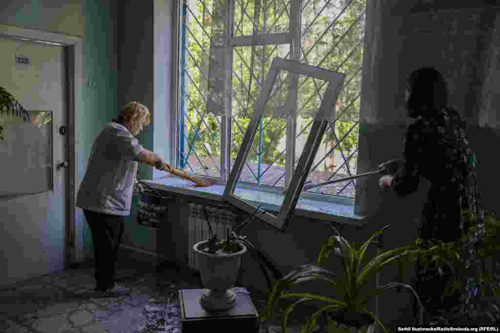Разом із багатоповерхівкою у Деснянському районі зазнала збитків унаслідок російського удару і розташована поруч міська лікарня №3 – вибиті вікна, двері та пошкоджене обладнання. Київ, 15 червня 2026 року