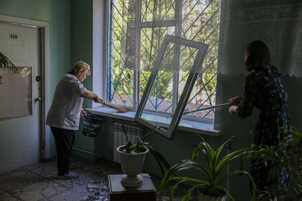 Разом із багатоповерхівкою у Деснянському районі зазнала збитків унаслідок російського удару і розташована поруч міська лікарня №3 – вибиті вікна, двері та пошкоджене обладнання. Київ, 15 червня 2026 року