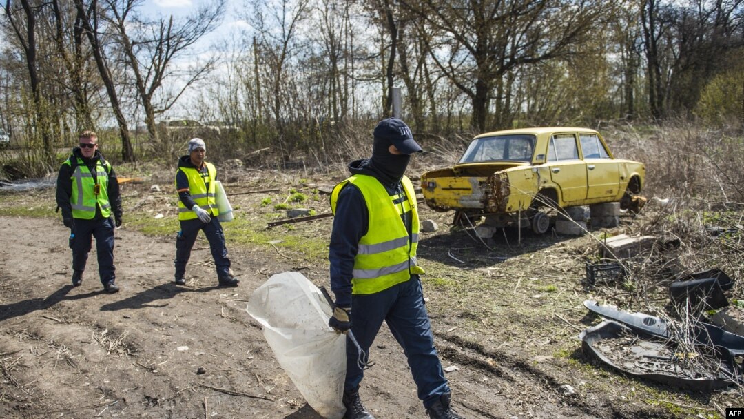 Слідчі з Нідерландів і Малайзії на місці падіння літака рейсу MH17, квітень 2015 року