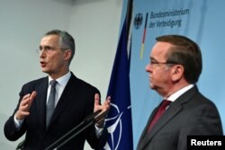 Secretarul general al NATO, Jens Stoltenberg, și ministrul german al Apărării, Boris Pistorius, marți, 24 ianuarie 2023, la Berlin.