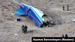 Vedere din dronă asupra intervenției echipelor în situații de urgență care lucrează la locul prăbușirii avionului Azerbaijan Airlines în apropierea orașului Aktau, Kazahstan, pe 25 decembrie.