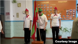 Imagine de pe rețelele sociale cu elevi din Transnistria care participă la lecțiile de educație patriotice din școli. 