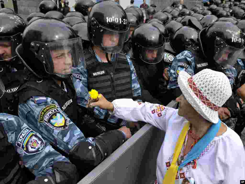 Poliţia a impiedicat opoziţia să protesteze in centrul Kievului de Ziua Independenţei