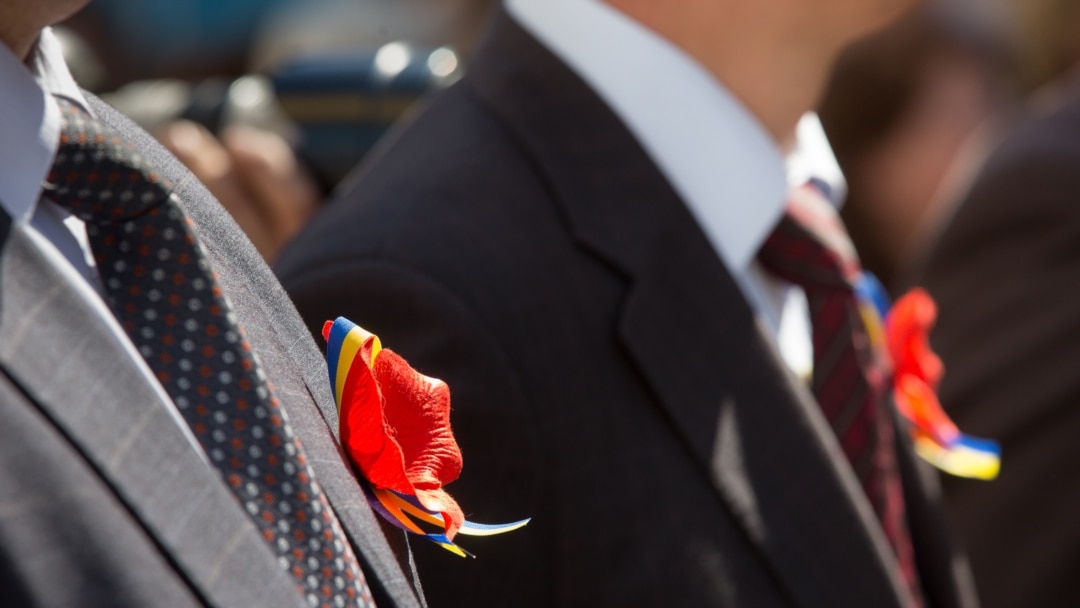 Әйелдер жігітті орыс порносына түсірді.