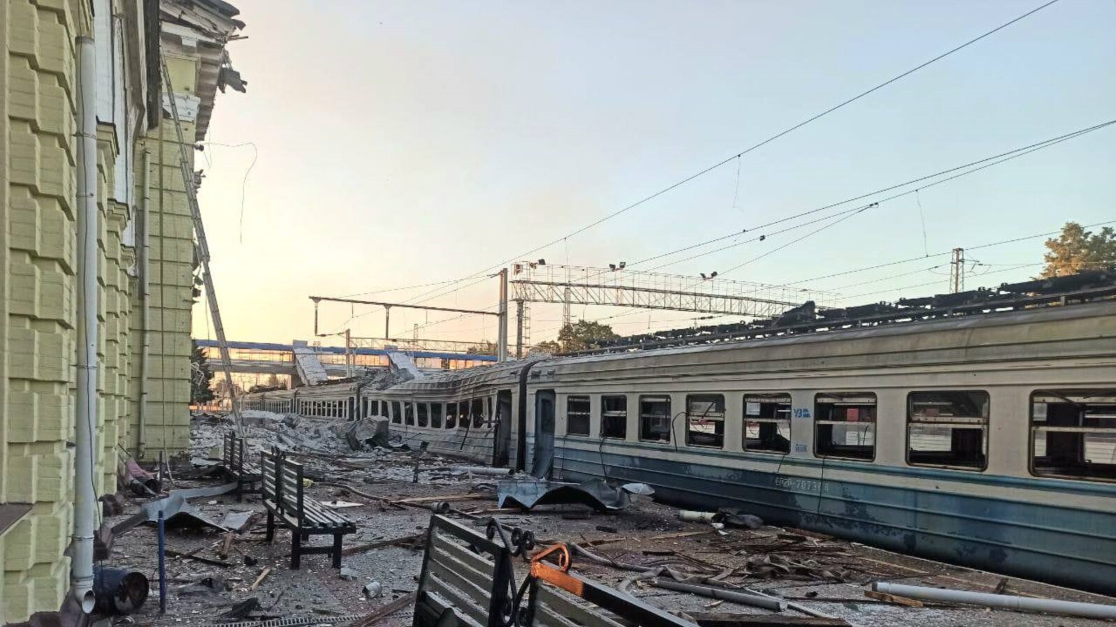 Фото последствий удара по Лозовой, которое опубликовали украинские спасатели