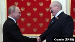 Владимир Путин бо Александр Лукашенко дар Кремл. Акс аз рӯзи 24-уми июни соли 2020