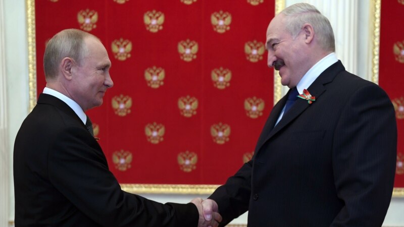Лукашенко бо Путин суҳбат кард