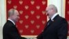 Vladimir Putin (sânga) l-a primit la Kremlin pe omologul său belarus Aleksandr Lukașenka pe 24 iunie 2020