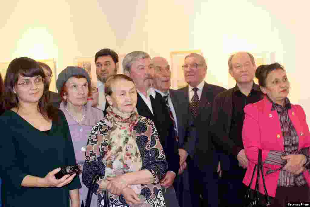 Шагыйрь Ренат Харис рәсемнәре күргәзмәсенә килгән язучы-шагыйрьләр һәм гади тамашачы