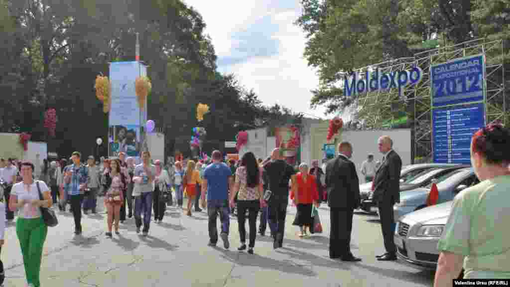 Tineri, baloane, mulțime, ce mai...