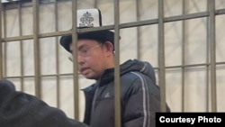 Кадырбек Атамбаев сот залында. Адвокат Нурбек Токтакунов жарыялаган архив сүрөт.