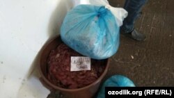 Toshkentdagi fastfud tarmoqlariga non va go‘sht yetkazib beradigan Green Burger MChJsiga qarashli sexda joriy oy olingani aytilayotgan bu suratni burger qiymasiga ishlatiladigan go‘shtning antisanitariya holatida saqlanayotgani aks etgan.