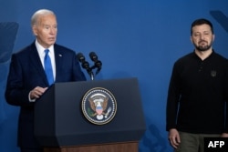 Reacția celor doi lideri după ce Biden (stânga) l-a „botezat” pe Zelenski (dreapta).