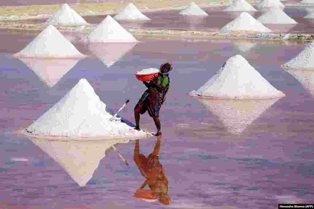 An Indian laborer works on a salt pan in the Indian state of Rajasthan. (AFP/Himanshu Sharma)