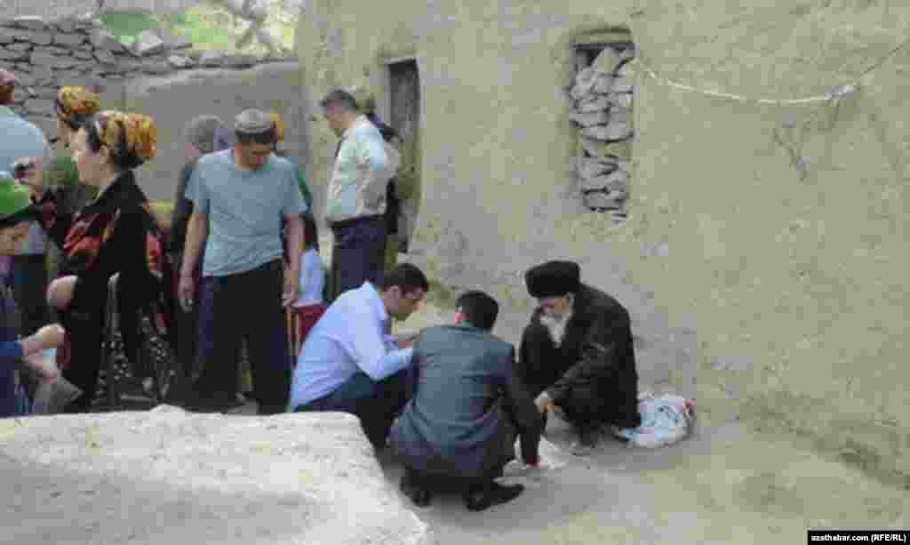 Garry Nohur obasyna gezelenje gel&yacute;&auml;nler dagda bit&yacute;&auml;n dermanlyk se&yacute;rek ot-&ccedil;&ouml;pleri h&ouml;wes bilen satyn al&yacute;arlar.