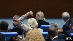 Заседание на Народното събрание, 25 февруари 2026 г. На снимката в гръб е жестикулиращата зам.-председателка на парламентарната група на "ДПС - Ново начало" Искра Михайлова