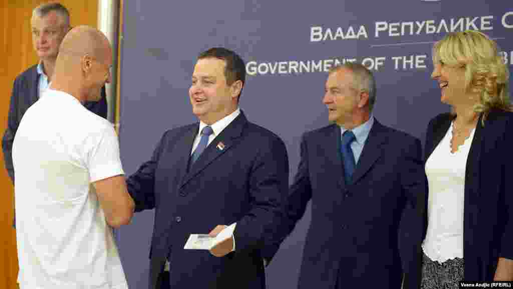 Srbija - Premijer Ivica Dačić uručio je pasoše Republike Srbije istaknutim sportistima Republike Srpske, BiH, Beograd, 22. august 2013. Foto: RSE / Vesna Anđić 