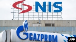 Simbol ruskog Gazproma na benzinskoj pumpi ispred sedišta Naftne industrije Srbije u Beogradu,  8. oktobar 2025.