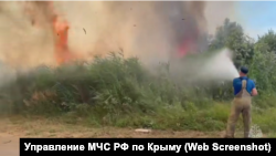 Скриншот с видео МЧС РФ, на котором горит растительность под Новофедоровкой в Крыму, 01.07.2026