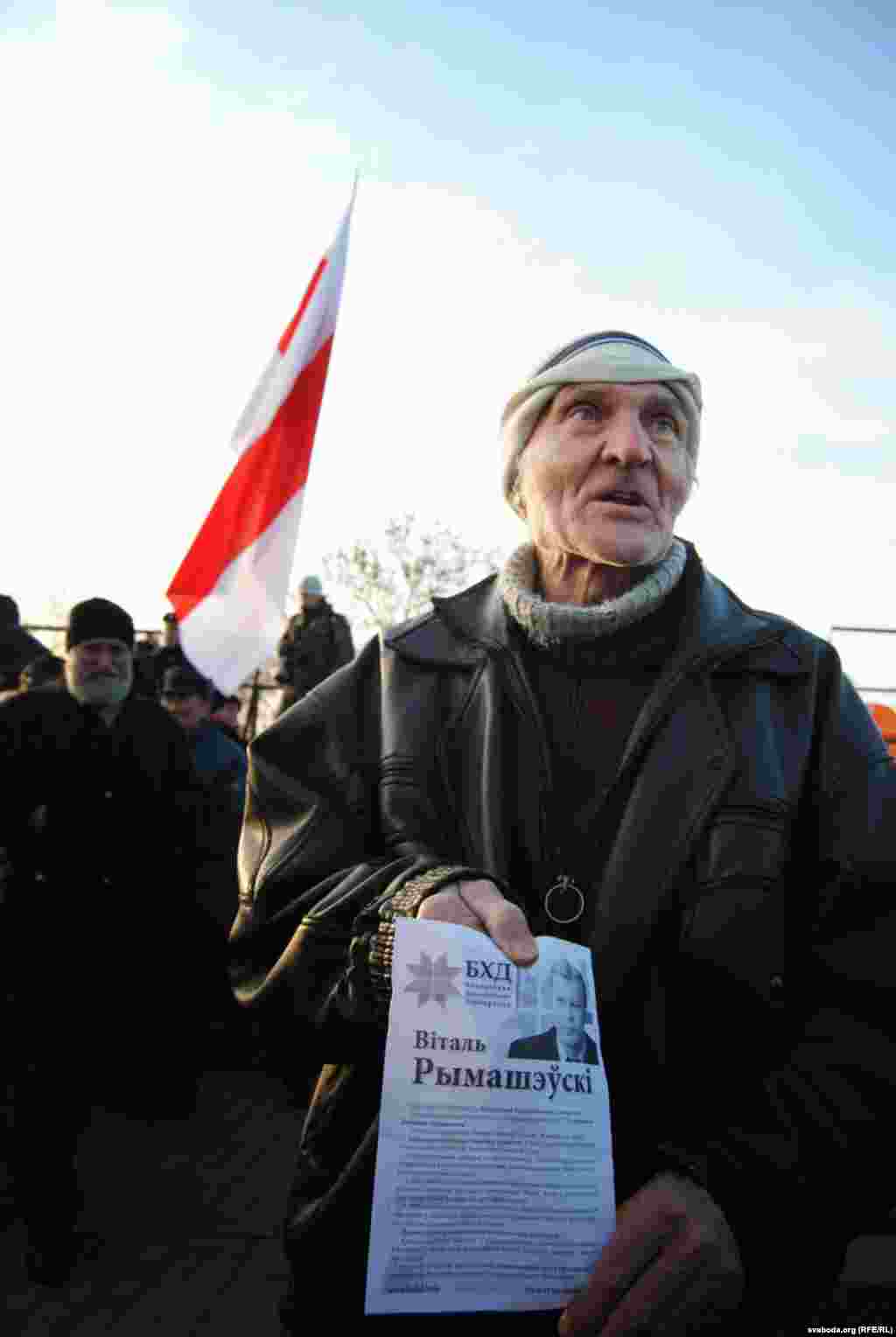 Алесь Дастанка, Слуцк - Жыхар Слуцку падчас мітынгу (27 лістапала), прысьвечанага ўгодкам Слуцкага паўстаньня, спрачаецца з удзельнікамі мітынгу наконт палітычных якасьцяў кандыдатаў у прэзідэнты Беларусі — Рымашэўскага і Кастусёва.