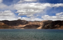 Высокогорное озеро на "Линии фактического контроля" в Ладакхе (Аксайчине). Вид с индийской стороны