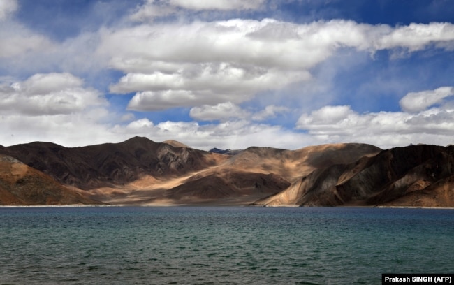 Высокогорное озеро на "Линии фактического контроля" в Ладакхе (Аксайчине). Вид с индийской стороны