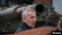 Secretarul general al NATO, Jens Stoltenberg, vizitează o expoziție cu vehicule și echipamente distruse ale armatei ruse, Kiev, 20 aprilie. 