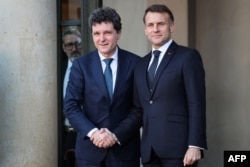 Președintele francez Emmanuel Macron (dreapta) îl întâmpină, pe 6 ianuarie 2026, la Palatul Elysee de la Paris, pe președintele României, Nicușor Dan.