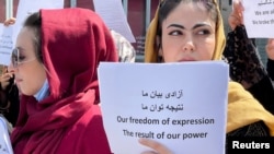 یکی از بانوان معترض اشتراک کننده در راهپیمایی زنان در کابل