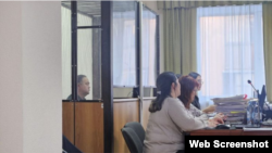 Блогер Миршат Сарсенбаев и сторона защиты. Скриншот с сайта Tobolinfo.kz