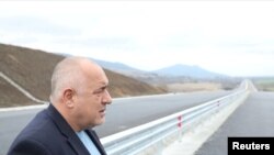 Публикуването на доклада на АДФИ дойде, след като по-рано в събота лидерът на ГЕРБ Бойко Борисов каза, че агенцията не е открила нарушения, свързани със строежа на магистрала "Хемус"