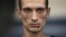 Artistul conceptual rus Piotr Pavlenski cu buzele cusute, în 2012, în semn de sprijin pentru grupul feminin persecutat Pussy Riot.