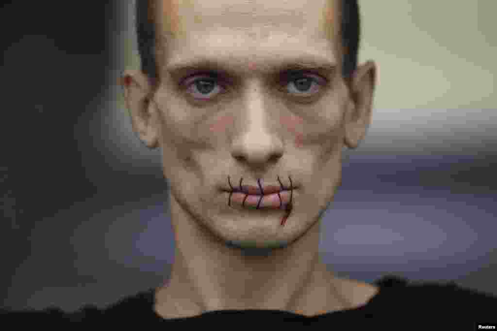 Pavlensky, protesting against the arrest of members of Pussy Riot in 2012. Both journalists speak highly of the artist. Beroyeva: &quot;Even with his mouth sewn shut, he can say something the whole world hears.&quot;