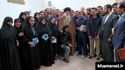 تصویری از جلسات معروف به «پنجشنبه‌ای» با علی خامنه‌ای 