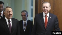 Президент Казахстана Нурсултан Назарбаев и президент Турции Реджеп Тайип Эрдоган (справа). Астана, 16 апреля 2015 года.