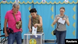 Құрылтай депутаттарын сайлауға дауыс беріп жатқан адамдар. Алматы, 23 тамыз, 2026 жыл.