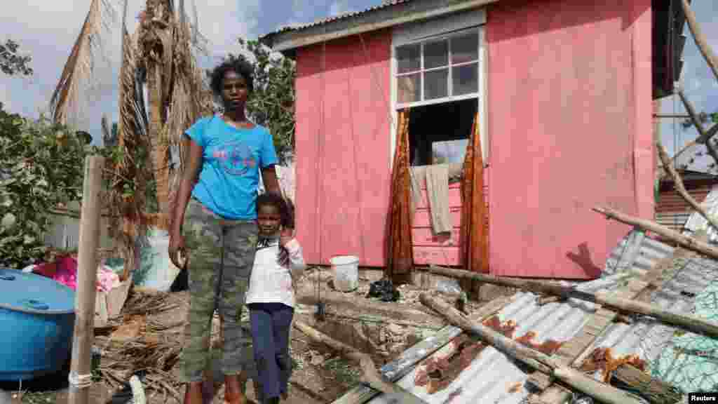 Jamaica-szerte számos otthon vált a hurrikán martalékává, hasonlóan a képen látható Camilla Powell és kislánya házához