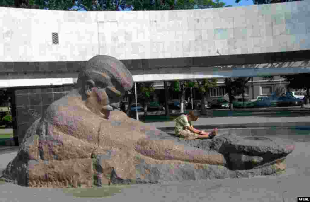 26 Bakı Komissarlarına xatirə kompleksi - 26 Bakı komissarları 1918-ci ildə Bakıda və digər şəhərlərdə azərbaycanlıların kütləvi şəkildə qətlə yetirilməsində, müsavatçıların timsalında milli qüvvələrin təqib olunmasında iştirak ediblər.