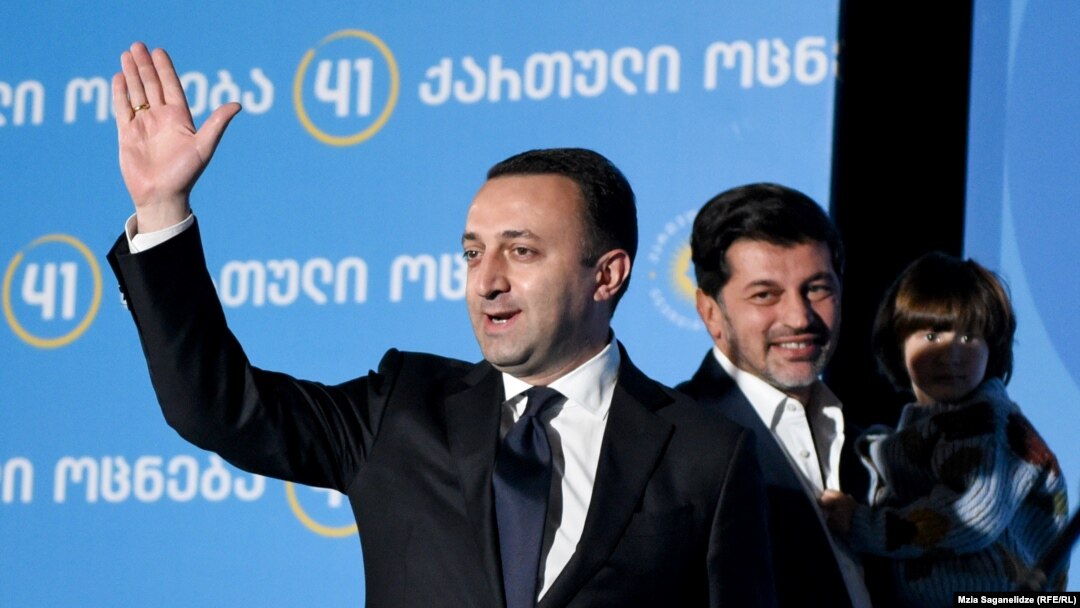 Premierul Irakli Garibașvili (stânga), președinte al partidului de guvernământ „Visul Georgian”, și fostul fotbalist Kaha Kaladze (dreapta) sărbătoresc câștigarea alegerilor locale, cu o miză uriașă pentru declanșarea sau nu a anticipatelor.