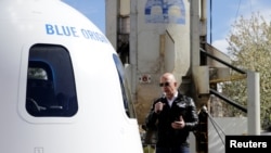 Компанія Blue Origin продовжує аукціон, переможець якого зможе вирушити в космос разом із братами Безосами