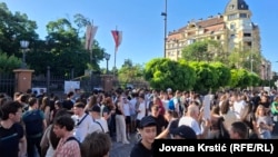 Suspendovani nastavnici držali su danas javni čas ispred Gimnazije "Jovan Jovanović Zmaj" na poziv učenika, 28. maja 2026.