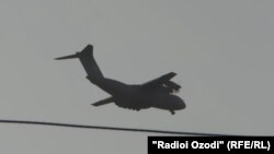 Военный самолет совершает посадку в аэропорту Куляба. 20 августа 2021 года