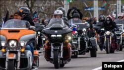 Матацыкл Віктара Лукашэнкі ўпрыгожвалі чырвона-зялёны і расейскі сьцягі.