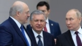 Aleksandr Lukashenko, Shavkat Mirziyoyev va Vladimir Putin. 2022-yilda olingan surat. Ostona, Qozog‘iston.